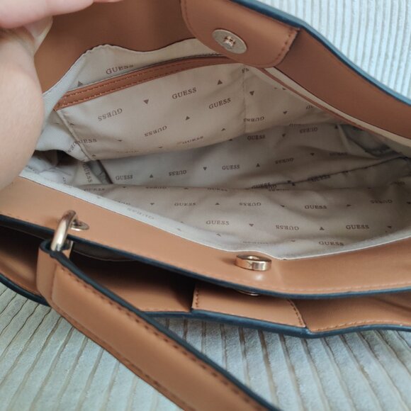 large woven-look caramel-colored Guess handbag in GREAT CONDITION - Picture 4 of 7